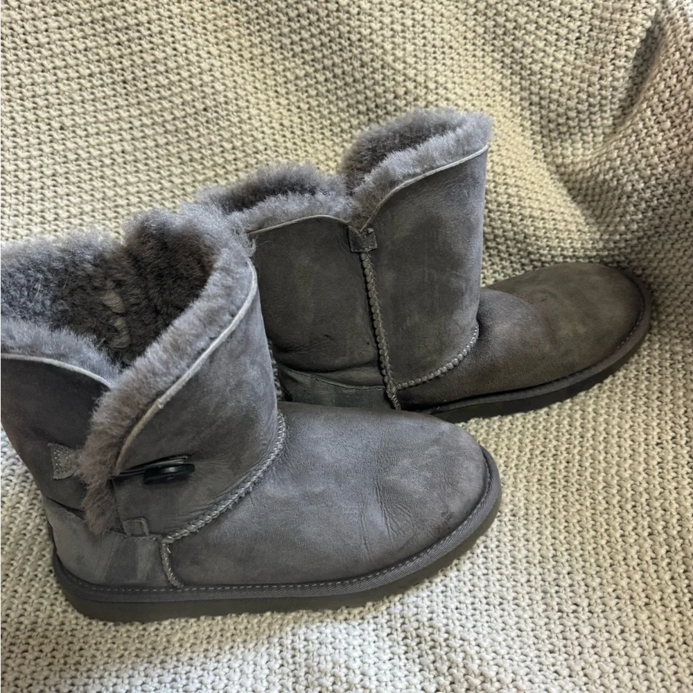 Ugg‎ Short Grey Boots, Size 6